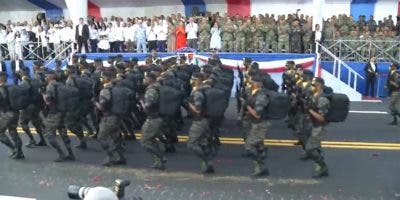 Presidente Abinader encabeza desfile militar en el Malecón por el 179 aniversario de la Independencia