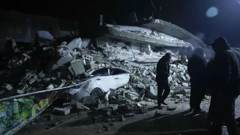 Más de 2,700 muertos en Turquía y Siria por devastador terremoto