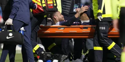 Neymar sale lesionado del campo en el partido del PSG contra el Lille