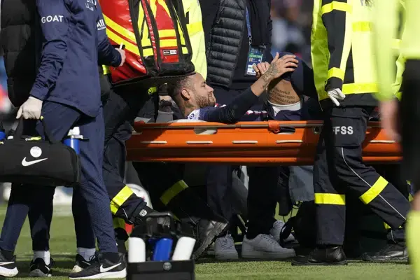 Neymar sale lesionado del campo en el partido del PSG contra el Lille