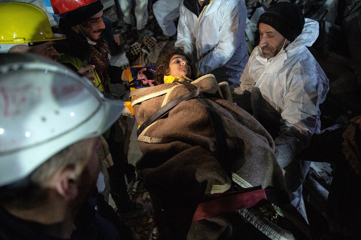 Rescatan a un niño en Turquía tras 182 horas atrapado entre escombros