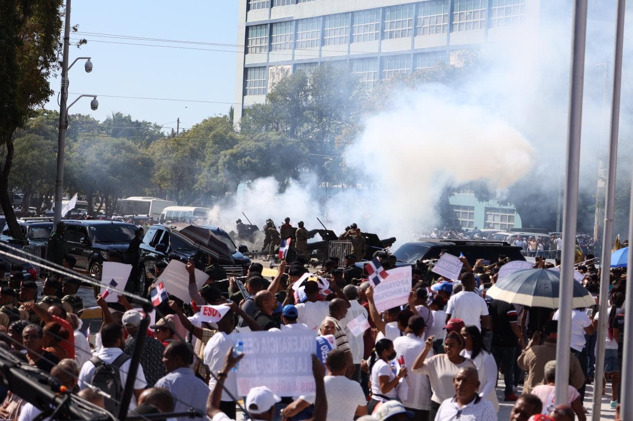 Previo a discurso de Abinader se registra enfrentamientos a pedradas en protesta por 30% AFP