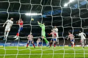 Real Madrid y Atlético empatan en un derbi con goles uruguayos