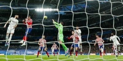 Real Madrid y Atlético empatan en un derbi con goles uruguayos