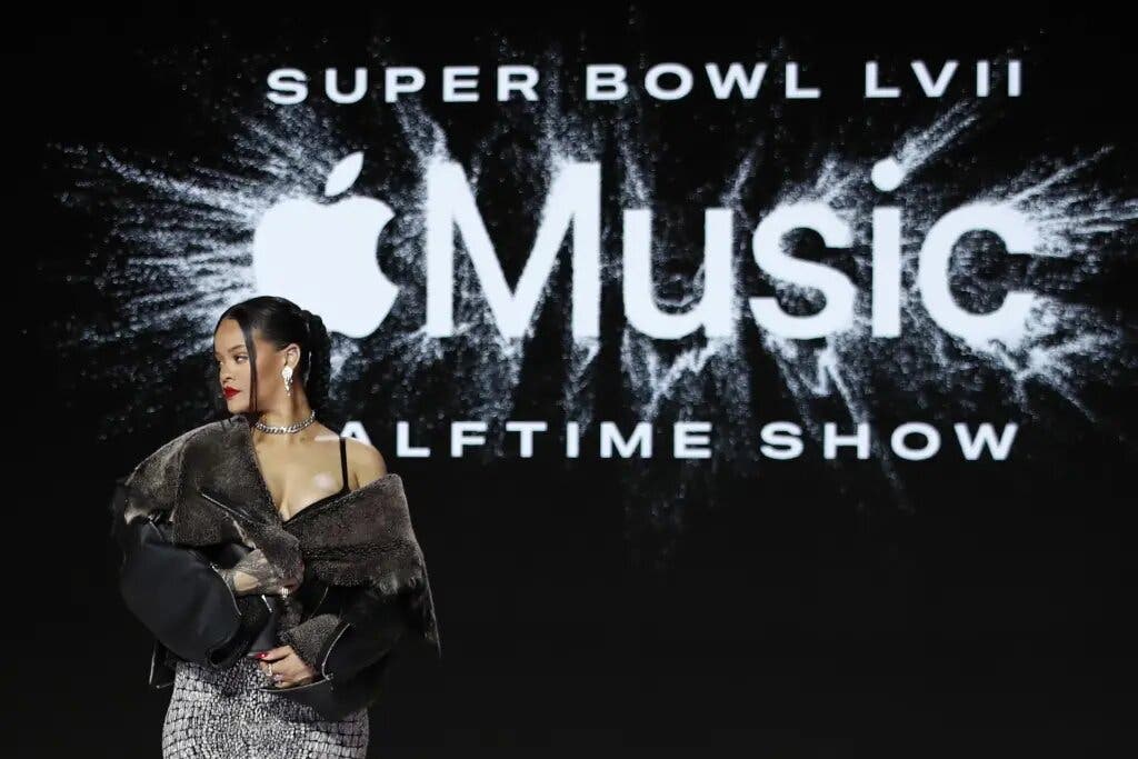 Rihanna dice que la maternidad la impulsó a actuar en «intimidante» Super Bowl