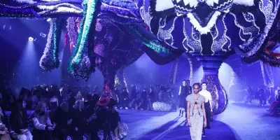 Dior convierte la pasarela en un cuento de hadas con esculturas bordadas