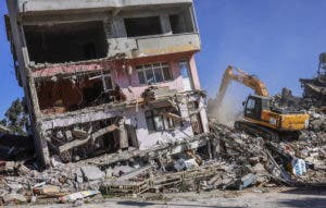 Siguen rescates tras un sismo que deja más de 41 mil muertos en Turquía y Siria