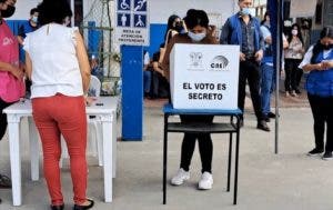 Inicio de las elecciones locales y del referéndum constitucional en Ecuador