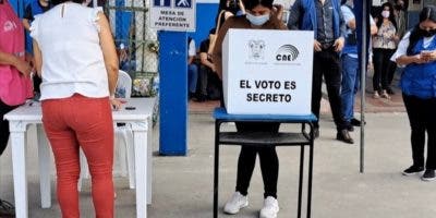 Inicio de las elecciones locales y del referéndum constitucional en Ecuador