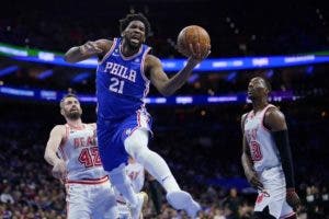 Embiid descartado del juego 76ers-Heat por dolor en el pie izquierdo