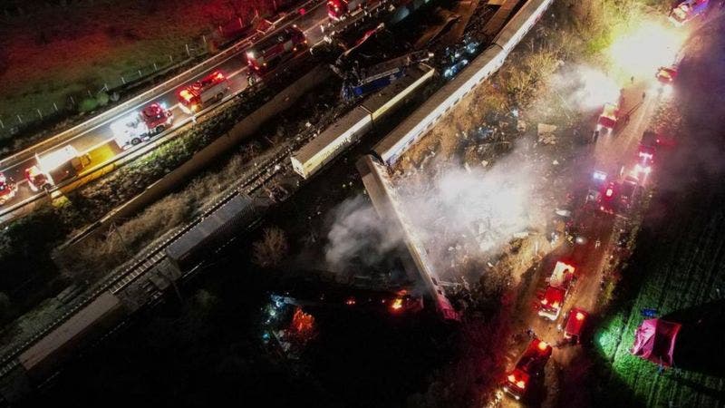 Choque de trenes en Grecia: al menos 43 muertos en un accidente ferroviario en el norte del país