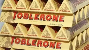 Por qué Toblerone ya no podrá utilizar la icónica silueta del monte más famoso de Suiza en la caja de sus chocolates