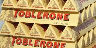 Por qué Toblerone ya no podrá utilizar la icónica silueta del monte más famoso de Suiza en la caja de sus chocolates