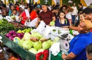 Feria Agropecuaria atrae a cientos buscan alimentos