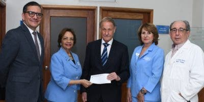 Fundación Dr. Juan M. Taveras R. con donativo