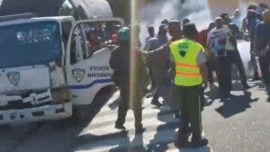 Policía dispersa grupo pretendía protestar en alrededores de la Cancillería