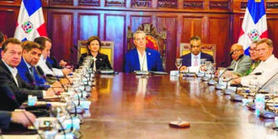 Luis Abinader reúne a sus  ministros por cumbre