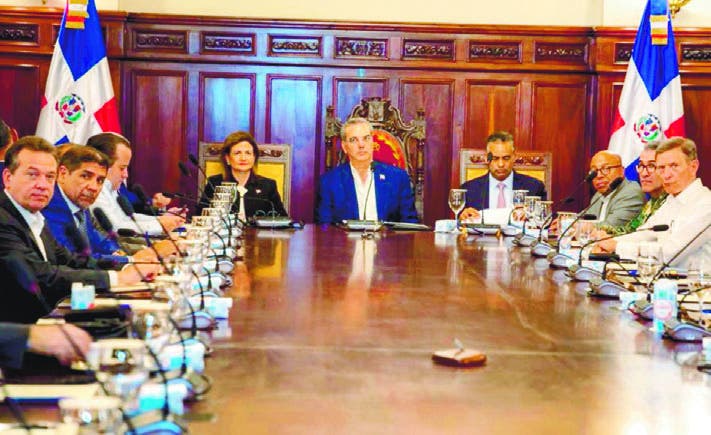 Luis Abinader reúne a sus  ministros por cumbre
