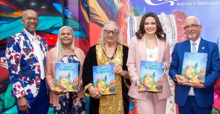 Banreservas presenta libro carnavalesco