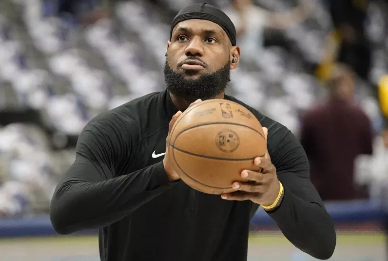 LeBron James dice que no hay “fecha clara” para su regreso