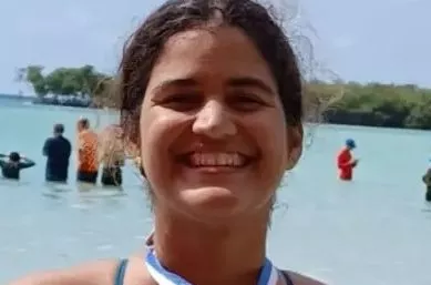 Laura Amelia Batlle muestra la medalla ganada en el Open.