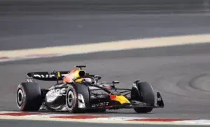 Verstappen se lleva GP de Baréin; Alonso brilla