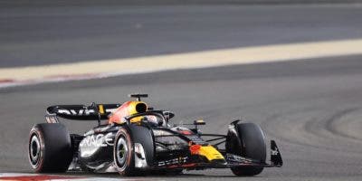 Verstappen se lleva GP de Baréin; Alonso brilla