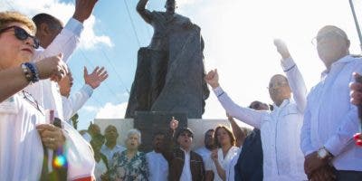 Manuel Jiménez inaugura estatua monumental en honor Peña Gómez