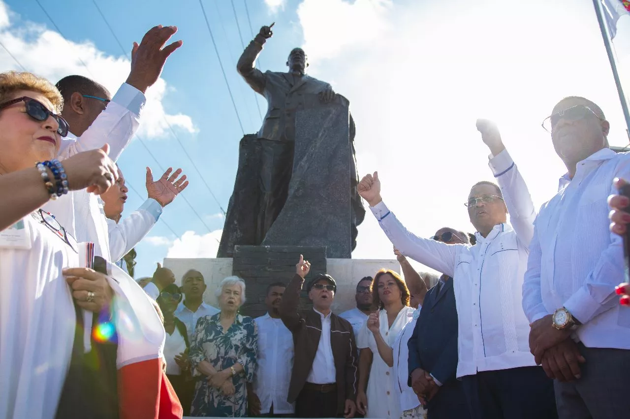 Manuel Jiménez inaugura estatua monumental en honor Peña Gómez