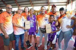 Asociación Los Mina Por Siempre contribuye al deporte con donaciones de utensilios deportivos