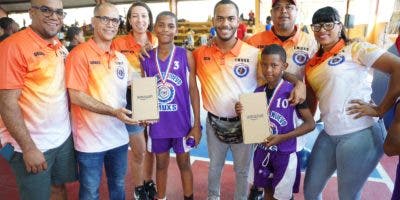 Asociación Los Mina Por Siempre contribuye al deporte con donaciones de utensilios deportivos