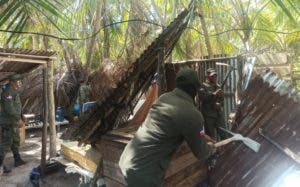 Medio Ambiente derriba casetas en Saona