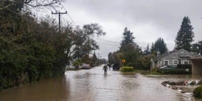 Inundación rompe dique en California; 8,500 bajo advertencia