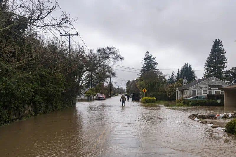 Inundación rompe dique en California; 8,500 bajo advertencia
