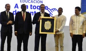 Luis Abinader encabeza entrega mil tabletas