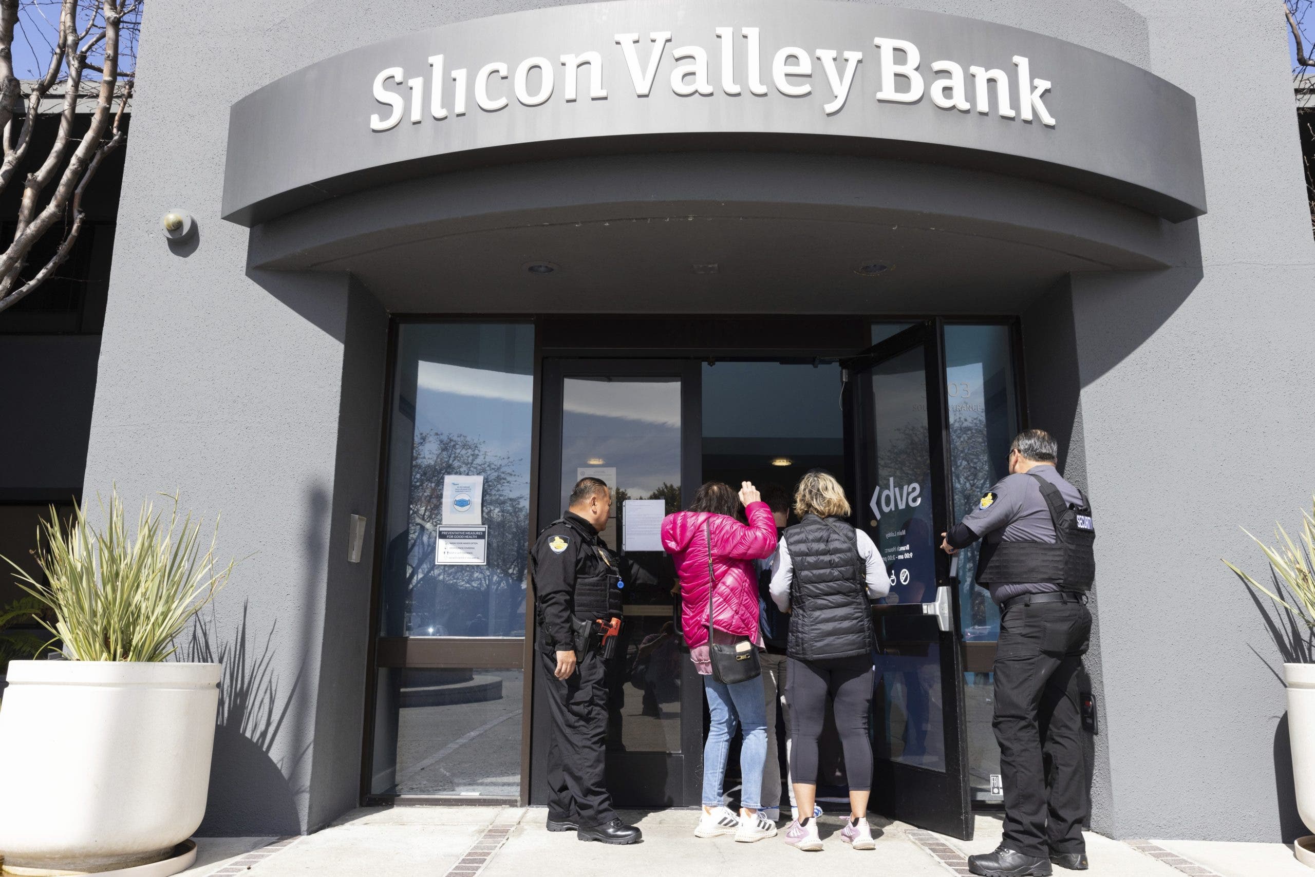 Silicon Valley Bank: por qué colapsó el banco y qué significa el rescate a sus clientes por parte de la Reserva Federal de EEUU