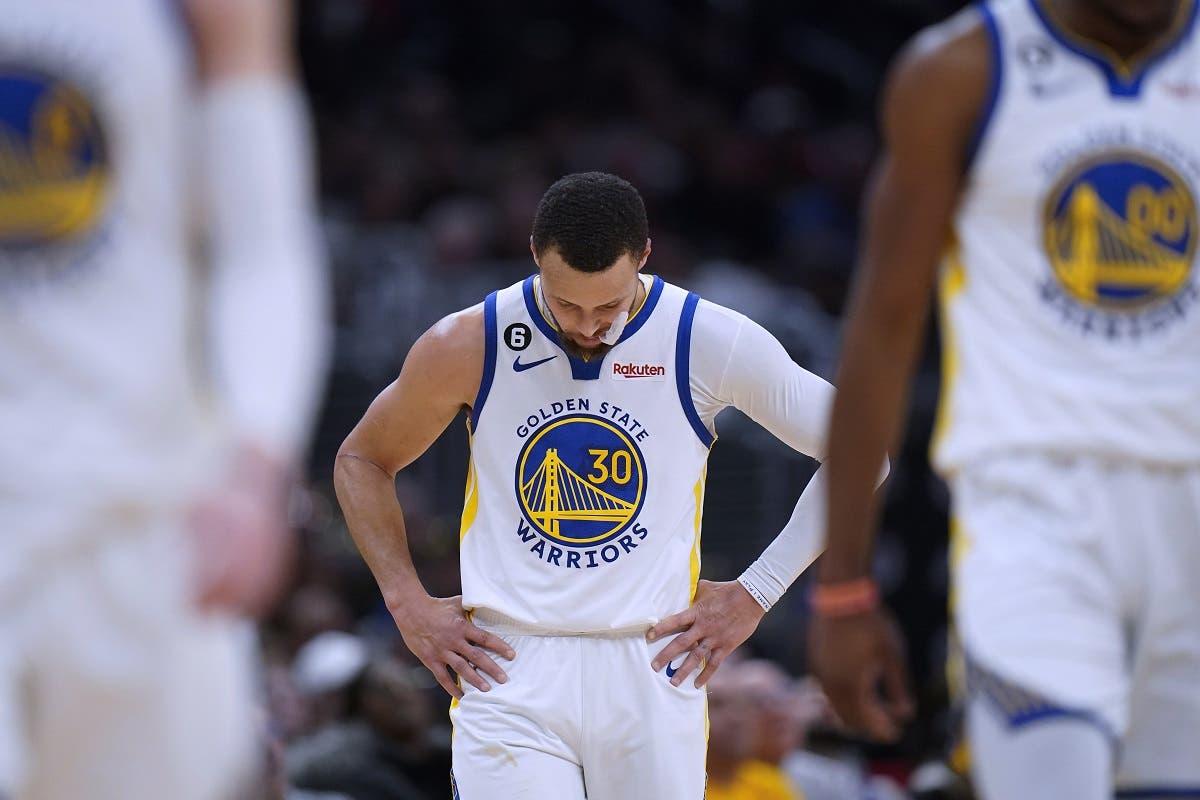 Los Warriors pierden con 50 puntos de Curry y los Lakers tropiezan