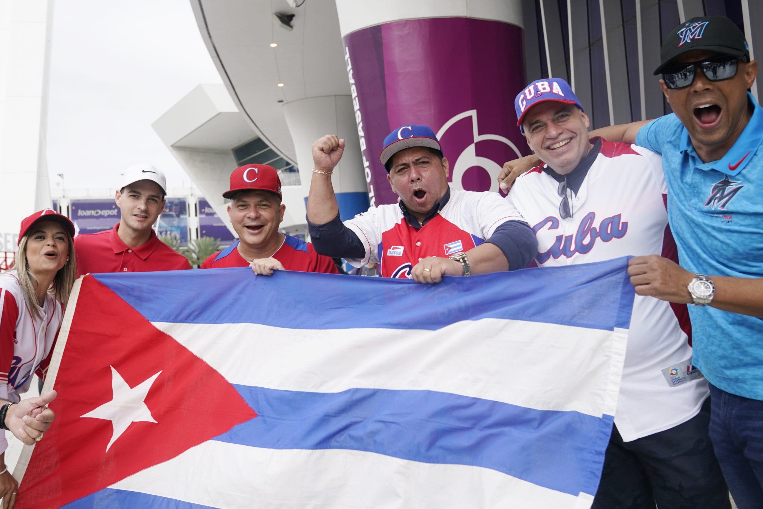 Cuba recibe a su equipo del Clásico Mundial tras la derrota frente a EEUU