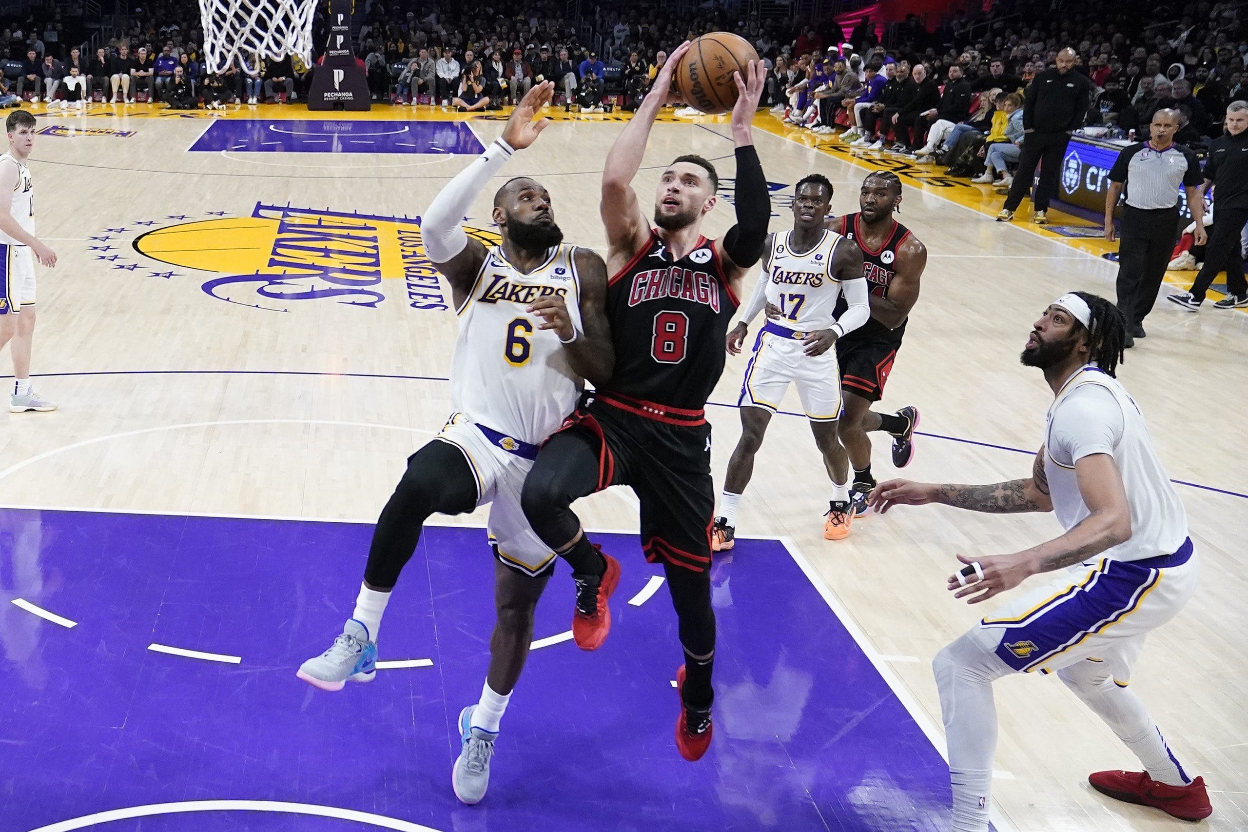 Los Lakers se estrellan contra los Bulls en el regreso de LeBron