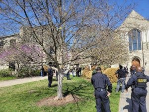 Siete muertos, entre ellos tres niños en tiroteo en un colegio de Tennessee