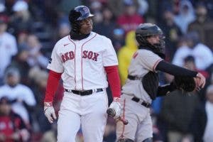 Rafael Devers se convierte en la primera víctima de las nuevas reglas del reloj en la MLB