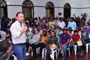 Abel Martínez: “Mientras el gobierno se entretiene con el pollo index, están sepultando a la clase media dominicana”