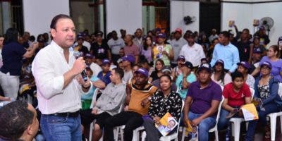 Abel Martínez: “Mientras el gobierno se entretiene con el pollo index, están sepultando a la clase media dominicana”