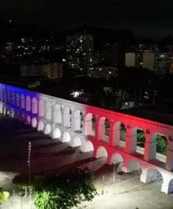 Consulado ilumina Arcos de Lapa en Río de Janeiro con colores de bandera dominicana