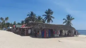 Hoteles pequeños funcionan en área protegida de la isla Saona