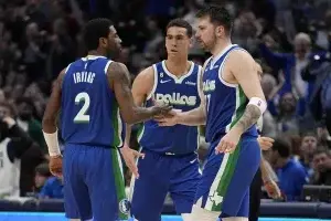 Doncic e Irving se combinan para llevar a Mavericks a vencer a 76ers