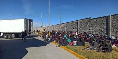 México halla a 343 migrantes abandonados en un tráiler