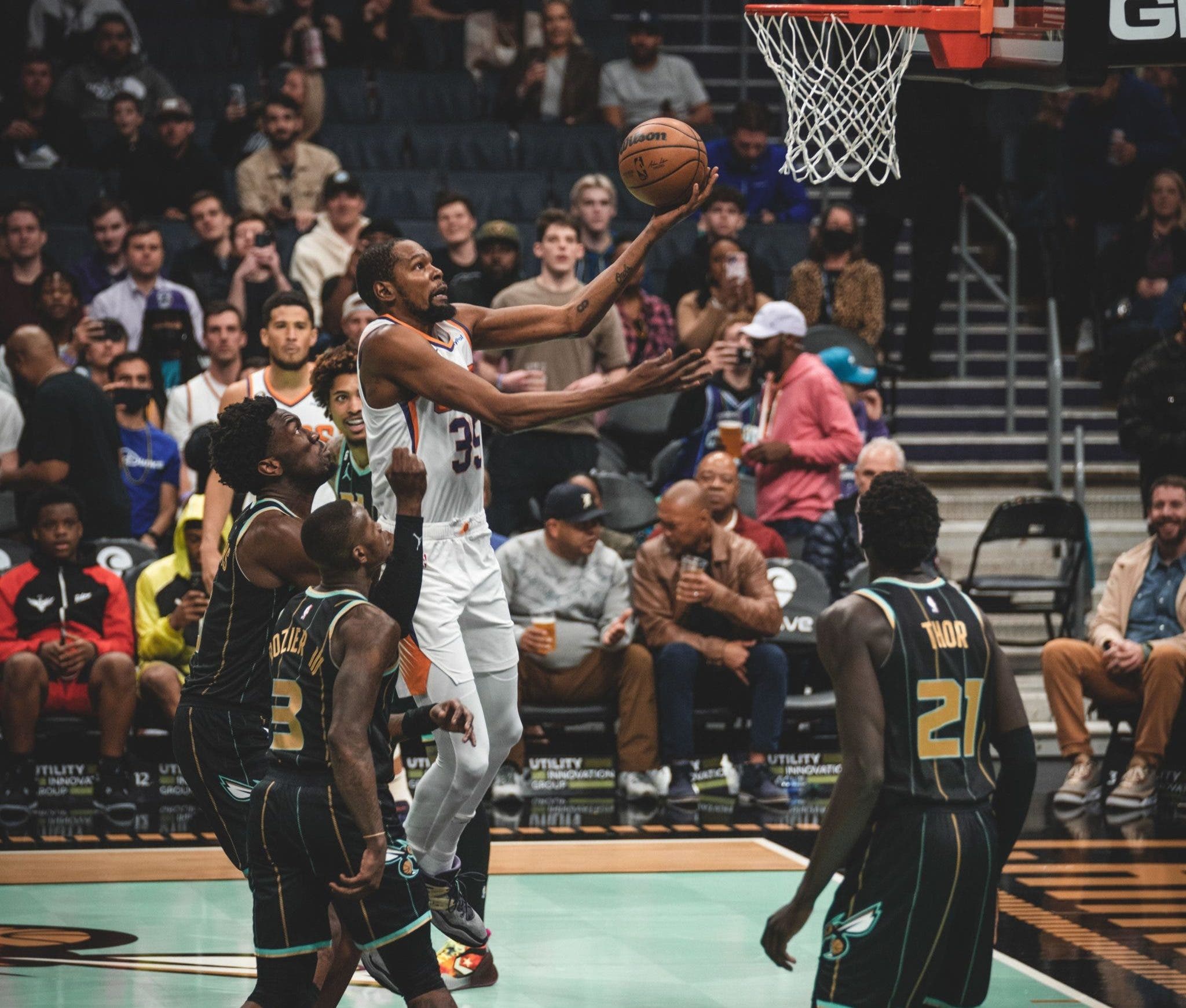 Kevin Durant debuta con los Suns al regresar de una lesión en la rodilla