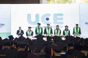 UCE inviste 316 nuevos profesionales en su graduación número 142