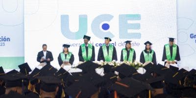 UCE inviste 316 nuevos profesionales en su graduación número 142